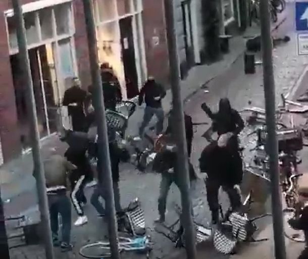 VIDEO: Batalla campal entre hinchas en Holanda
