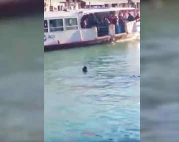 Un inmigrante se ahogó en Venecia mientras lo insultaban y filmaban 