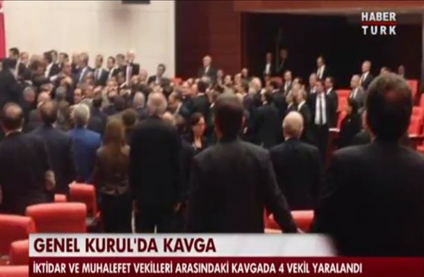 Escándalo en Turquía: diputados, a las trompadas en el Parlamento