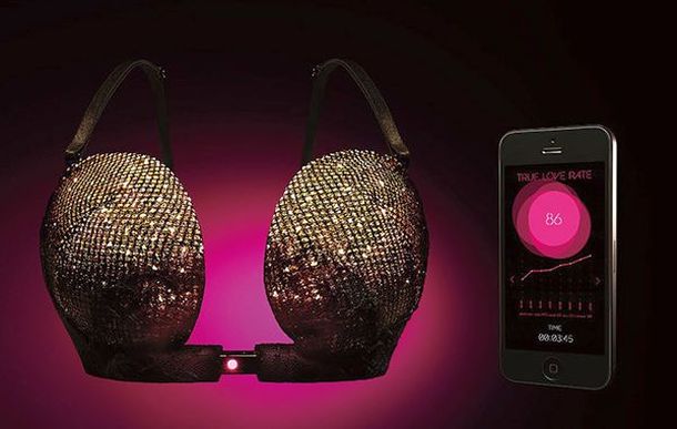 Increíble: crean un corpiño que se abre solo si la mujer siente amor verdadero