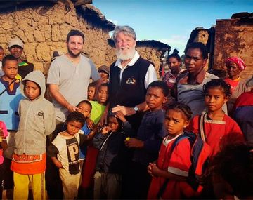 De África a Argentina: Gastón Vigo Gasparotti junto al Padre Opeka en Madagascar. Foto: Instagram @akamasoa_argentina