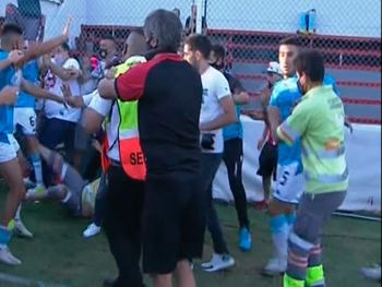 Piñas y escándalo en Barracas - Belgrano mientras se escuchaba Color esperanza