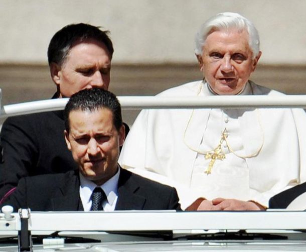 El mayordomo junto a Benedicto XVI