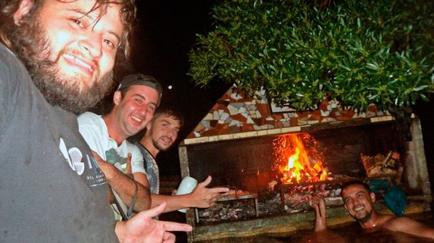 Un grupo de amigos hizo un asado bajo el agua en La Emilia