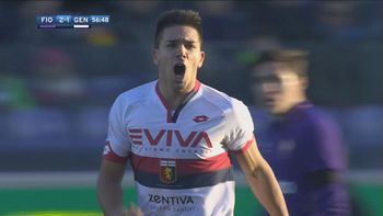 El festejo de Gio Simeone tras convertirle a la Fiorentina El festejo de Gio Simeone tras convertirle a la Fiorentina