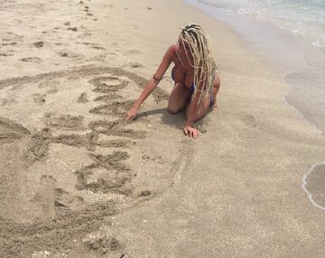 Polémica y censura por un topless de Vicky en Miami