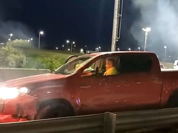 Impresionante persecución, tiroteo y choque en la Autopista Cámpora: una camioneta quedó hecha un colador