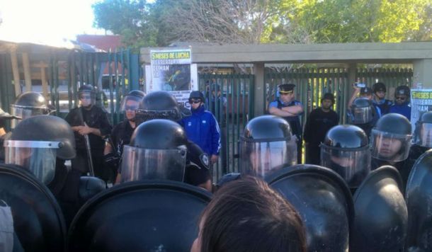 Violento desalojo en una maderera en Neuquén: balearon a un diputado