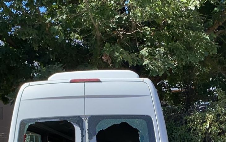 Así quedó la combi en la que viajaba Alberto tras el ataque de un grupo antiminería