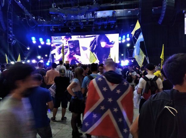 Prefiero que me digan nazi y no montonero, afirmó un seguidor de Milei con una bandera confederada