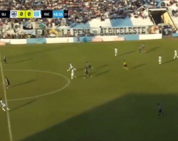 Directo al Puskás: el golazo de Racing (C) desde atrás de mitad de cancha