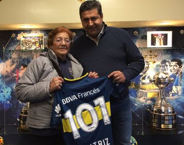 Beatriz posa junto al presidente Angelici