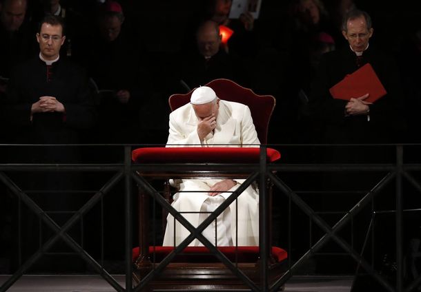 Francisco presidió el Vía Crucis en el Vaticano en Viernes Santo