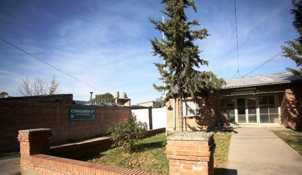 Se sacó la pulsera magnética, acuchilló a su ex pareja y prendió fuego la casa