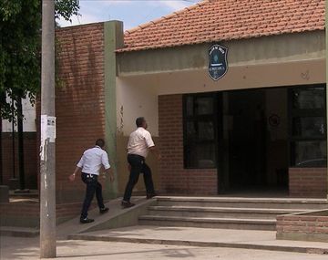 Dejó a su hija en la entrada del boliche