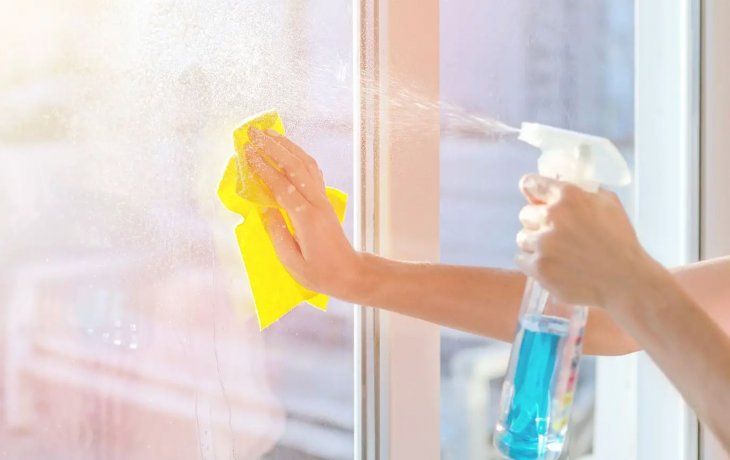 Cómo limpiar los vidrios con vinagre para que queden perfectos