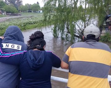 Buscan a un chico que se tiró a un arroyo en Pilar en medio del temporal