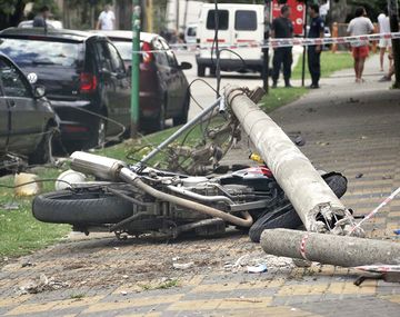 La Plata: se cayó un poste de luz y mató a un hombre