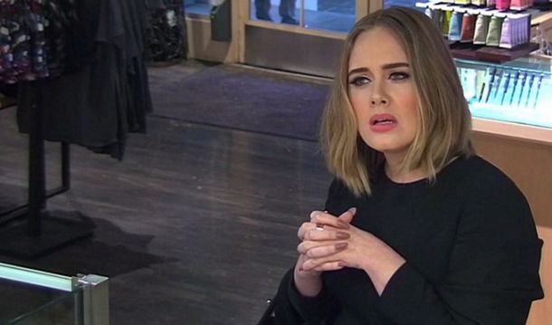 Tiene futuro como actriz: mirá la genial broma que hizo Adele en un local de jugos