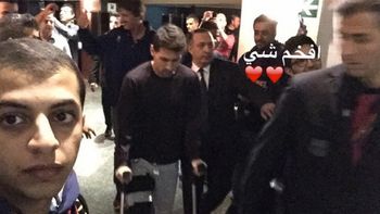 en muletas, messi acompano al barcelona en su partido por champions en muletas, messi acompano al barcelona en su partido por champions