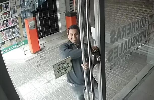 Robó tres veces en el mismo edificio y quedó grabado por las cámaras, pero sigue libre