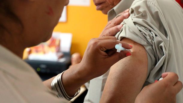 Coronavirus: recomiendan que los adultos mayores se cuiden un año más tras recibir la vacuna