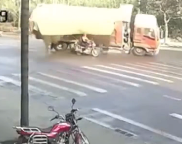 VIDEO: Un motociclista se salva de milagro de ser aplastado por un camión