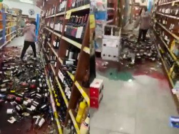 La echaron de un supermercado, fue a reclamar una deuda y destruyó la góndola de vinos