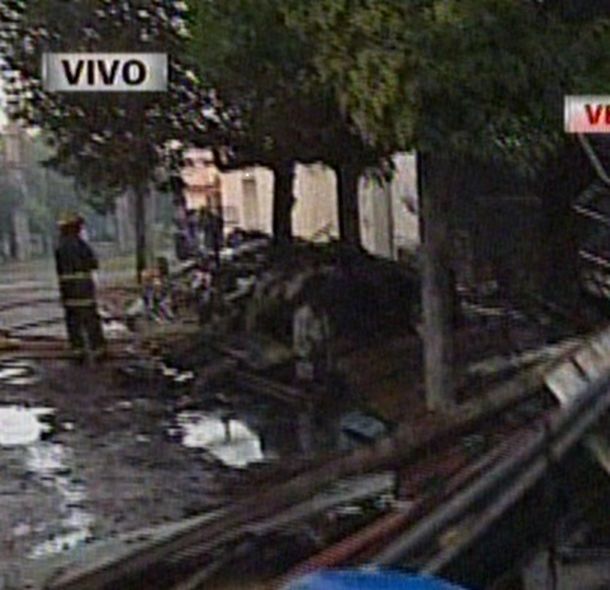 Villa Tesei: feroz incendio en un depósito de cartón