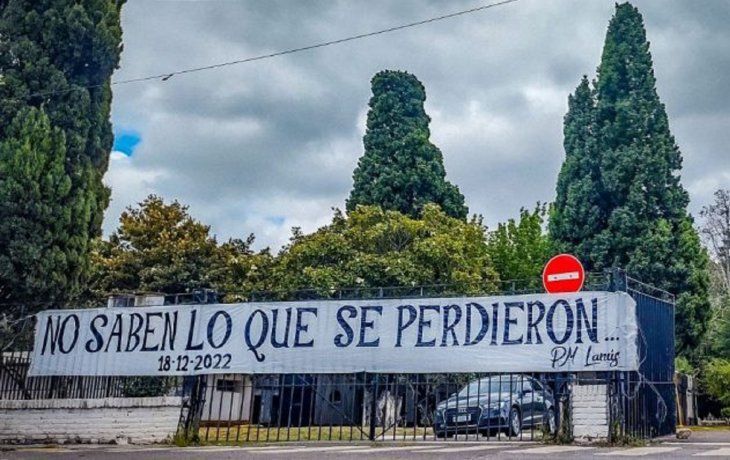 La increíble bandera que apareció en el cementerio de Lanús