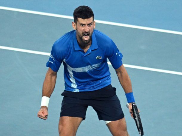 Novak Djokovic derrotó a Carlos Alcaraz en el Abierto de Australia y alcanzó un récord histórico