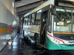 un chofer se bajo a comprar caramelos y casi le roban el colectivo un chofer se bajo a comprar caramelos y casi le roban el colectivo