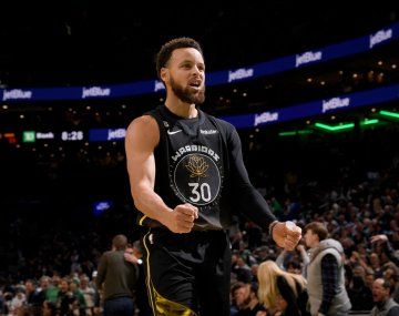 Video: el tiro imposible de Stephen Curry desde media cancha en Warriors vs Celtics