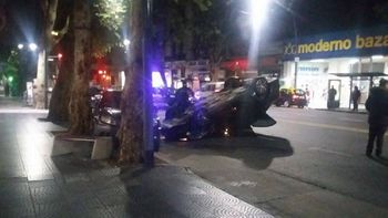 otro accidente en santa fe y anchorena: ahora choco y volco un auto otro accidente en santa fe y anchorena: ahora choco y volco un auto