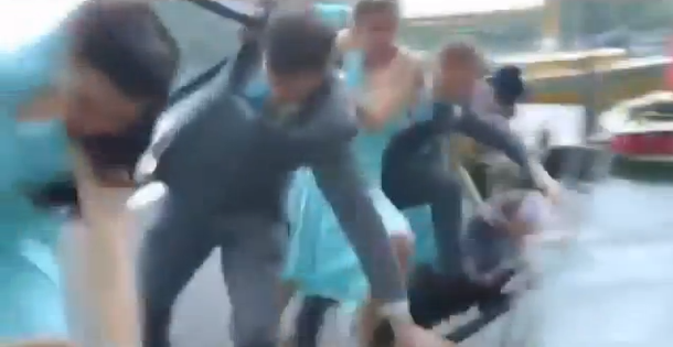 La fiesta de una boda terminó en medio del agua