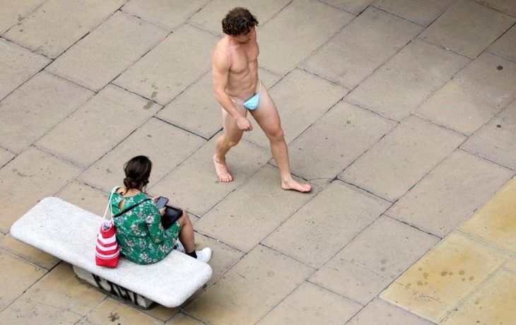 Reino Unido: se exije el uso de tapabocas, pero nadie habl&oacute; del resto del atuendo