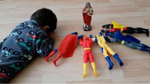 La foto de un nene rezando junto a sus superhéroes es furor en Facebook