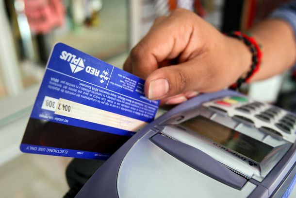 Eliminaron la devolución del 5% del IVA en compras con tarjeta de débito