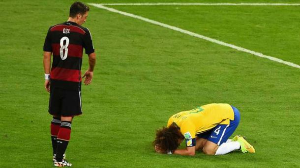 Ozil se acerca a consolar a David Luiz