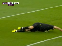 el blooper del dibu martinez ante liverpool que termino en gol