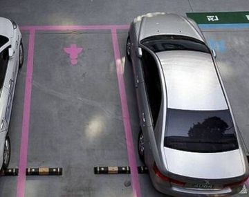 Crean estacionamientos más anchos para mujeres