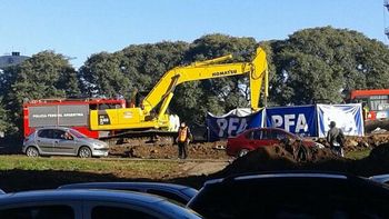 un auto choco contra una topadora en la avenida general paz: hay un muerto un auto choco contra una topadora en la avenida general paz: hay un muerto