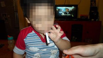 una joven le da cigarrillos a su pequeno hijo y comparte las imagenes en facebook una joven le da cigarrillos a su pequeno hijo y comparte las imagenes en facebook