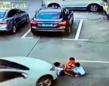 Mujer atropelló a tres nenes en estacionamiento