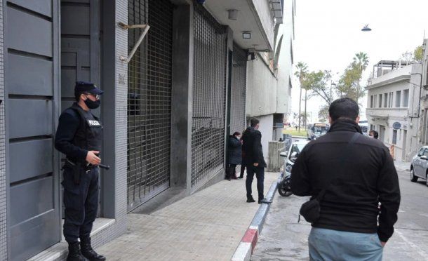 Un preso iba a ser condenado, pidió permiso para ir al baño y se fugó por la puerta principal del juzgado