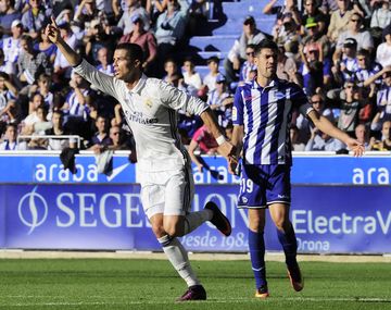 Cristiano Ronaldo cortó su sequía goleadora con un triplete ante el Alaves como visitante