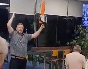 Entró con una motosierra a un bar para festejar la victoria de LLA en las elecciones