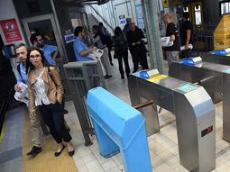 siguen los paros y la apertura de molinetes de subte: hoy le toca a la linea d siguen los paros y la apertura de molinetes de subte: hoy le toca a la linea d