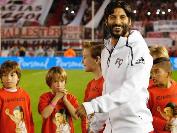 El Chori estuvo en el Monumental en la despedida de Cavenaghi y fue ovacionado