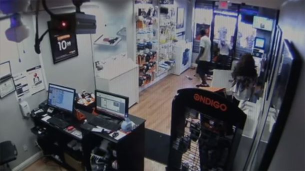 El karma de dos ladrones: entraron a robar y se quedaron encerrados